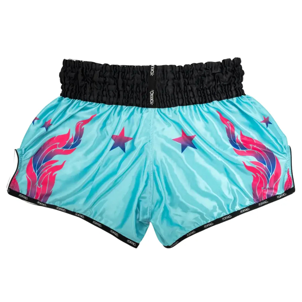 Achterzijde van het Tiffany YOKKAO kickboks broekje met symmetrische vlamdetails. De lichte kleur gecombineerd met felle accenten geeft een sportieve uitstraling. Ontworpen voor maximale bewegingsvrijheid.