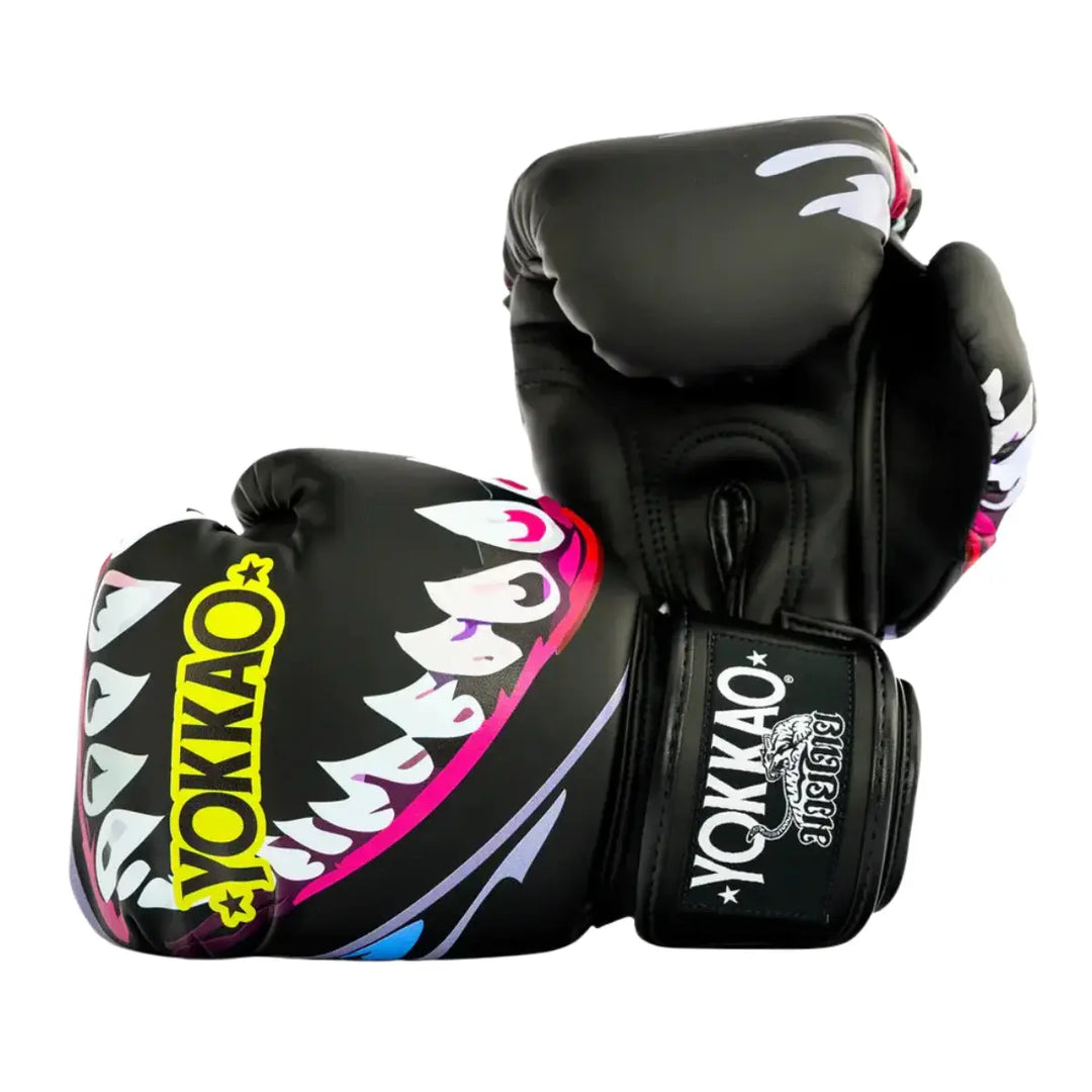 Zwarte YOKKAO bokshandschoenen met opvallend Sharknado design in neon geel, roze en wit. De handschoenen hebben een krachtige grafische print met haaienvinnen en sterren en een 10 oz aanduiding op de pols. Ontworpen voor intensieve bokstraining en kickbokssessies in de gym.
