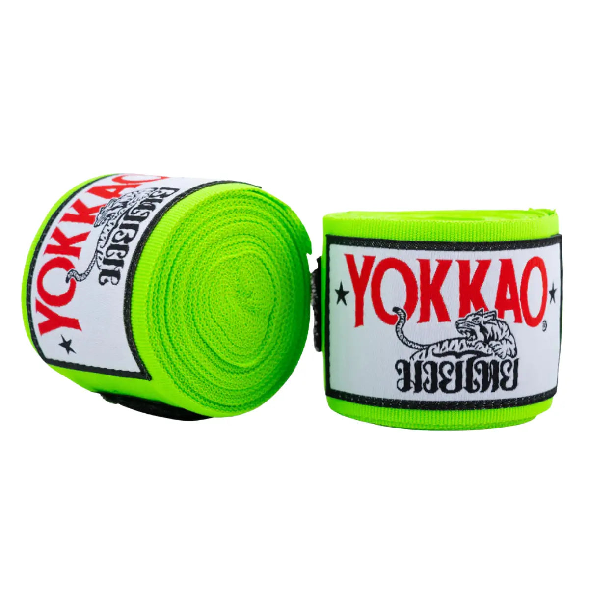 Yokkao Bandage Premium Groen – twee neon-groene handbandages op witte achtergrond. Witte labels met rood YOKKAO-logo en tijgerembleem duidelijk zichtbaar. Elastische wraps met klittenbandsluiting voor stevige polsondersteuning en grip tijdens boksen en kickboksen.