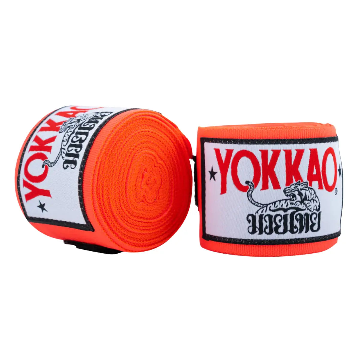 Yokkao Bandage Premium Oranje – twee opgerolde handbandages op witte achtergrond. Feloranje wraps met wit/zwart Yokkao-logo en tijgerembleem duidelijk zichtbaar. Elastisch materiaal met klittenbandsluiting voor stevige polsondersteuning en grip tijdens boksen en kickboksen.