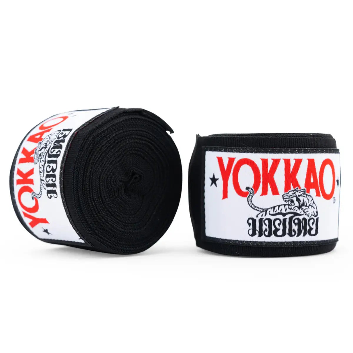 Yokkao Bandage Premium Zwart – twee opgerolde handbandages op witte achtergrond. Zwarte wraps met wit label, rood YOKKAO-logo en tijgerembleem duidelijk zichtbaar. Elastisch materiaal met klittenbandsluiting voor stevige pols- en handondersteuning tijdens boksen en kickboksen.