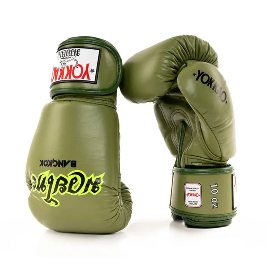 Yokkao Bangkok Bokshandschoenen Groen met felgele opdruk en zwarte details. Handgemaakt van duurzaam Thais leer met verstevigde padding en klittenbandsluiting voor perfecte pasvorm en maximale bescherming tijdens bokstrainingen of sparring.