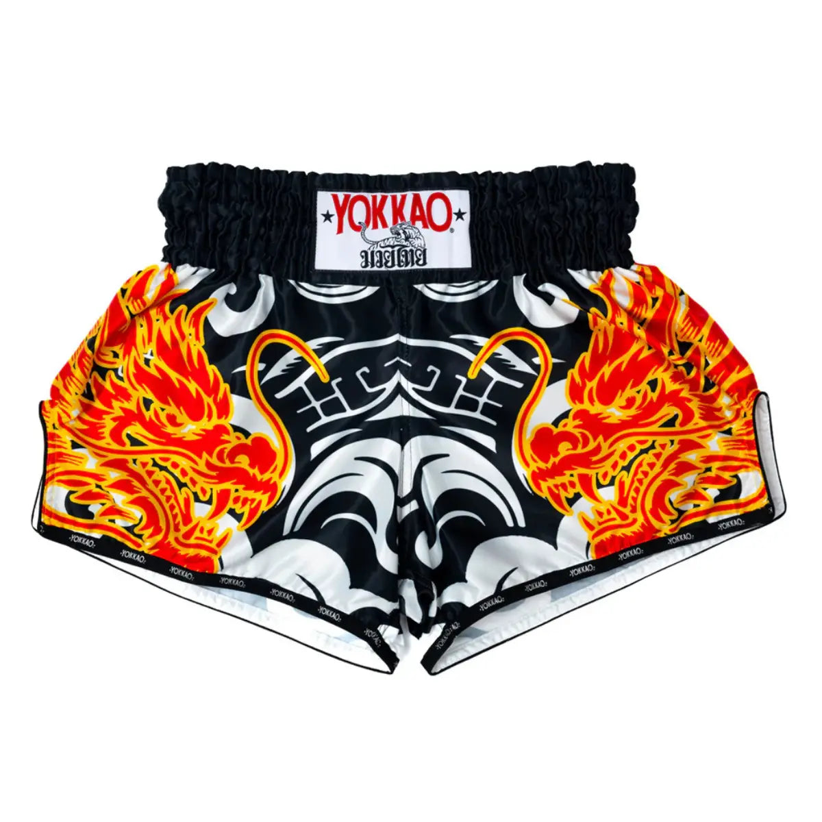 Yokkao Kickboksbroek Dragon Inferno Zwart Wit met vurige drakenprints in rood en oranje aan de voorzijde. De satijnen stof biedt maximale bewegingsvrijheid en een luxueuze afwerking. Ontworpen voor kickboksers die kracht en stijl willen combineren tijdens training of competitie.