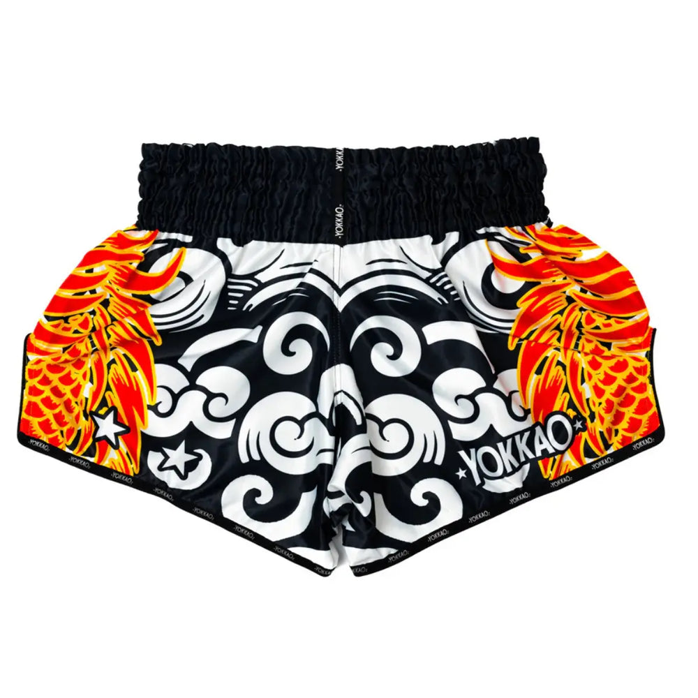 Yokkao Kickboksbroek Koi Dragon Zwart Wit met opvallend Japans geïnspireerd design van rode en gele draken aan de zijkanten. De short is gemaakt van glanzend satijn en biedt ultieme bewegingsvrijheid en comfort tijdens intensieve kickbokssessies.