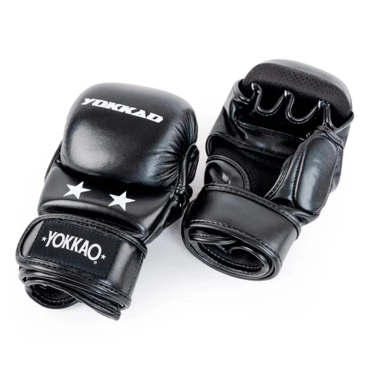Yokkao MMA Handschoenen Zwart – lichtgewicht open-finger trainingshandschoenen in effen zwart. Voorgevormde padding over de knokkels en duim voor gerichte bescherming. Ademend palmdeel en klittenbandsluiting voor een stevige, verstelbare pasvorm tijdens grappling en padwerk.