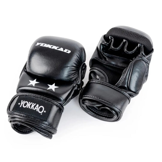Yokkao MMA Handschoenen Zwart – lichtgewicht open-finger trainingshandschoenen in effen zwart. Voorgevormde padding over de knokkels en duim voor gerichte bescherming. Ademend palmdeel en klittenbandsluiting voor een stevige, verstelbare pasvorm tijdens grappling en padwerk.