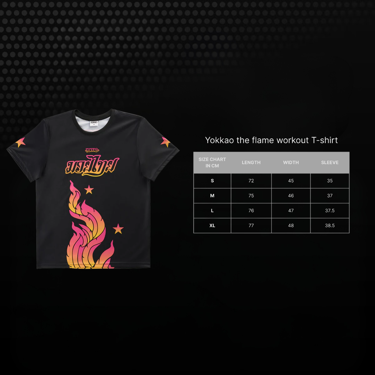 Yokkao Sport Shirt Flame Zwart met roze en gele vlammenprint, sterren en Thaise tekst op de voorkant. De afbeelding toont een maattabel in centimeters met lengte, breedte en mouwlengte voor de maten S tot en met XL.