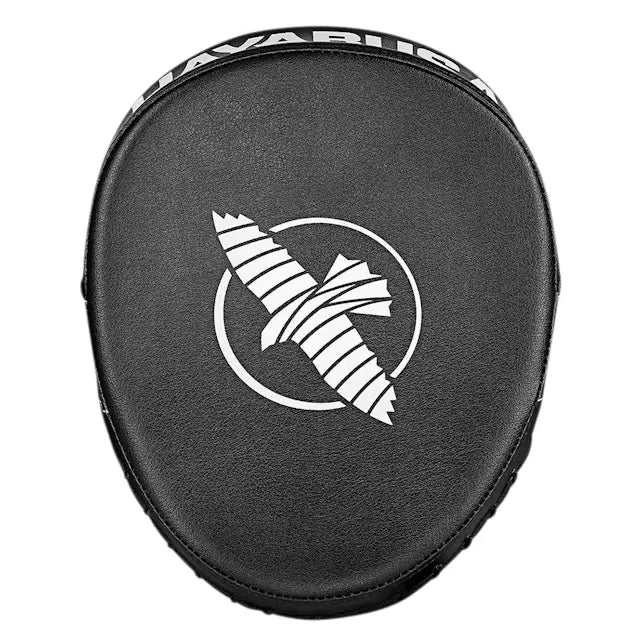 Zwart Hayabusa bokspad met wit logo en merknaam op de rand, strak en robuust ontwerp, geschikt voor bokstraining en stootoefeningen.
