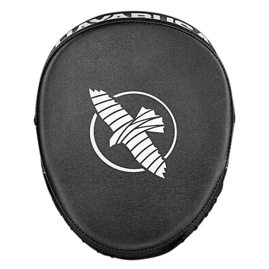 Zwart Hayabusa bokspad met wit logo en merknaam op de rand, strak en robuust ontwerp, geschikt voor bokstraining en stootoefeningen.