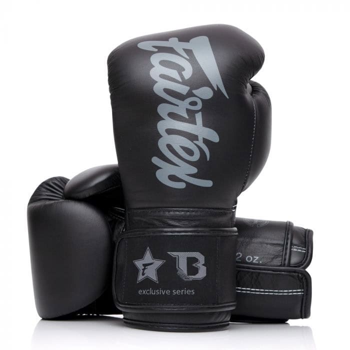 Een paar zwarte Fairtex bokshandschoenen met een grijs logo op een witte achtergrond.

