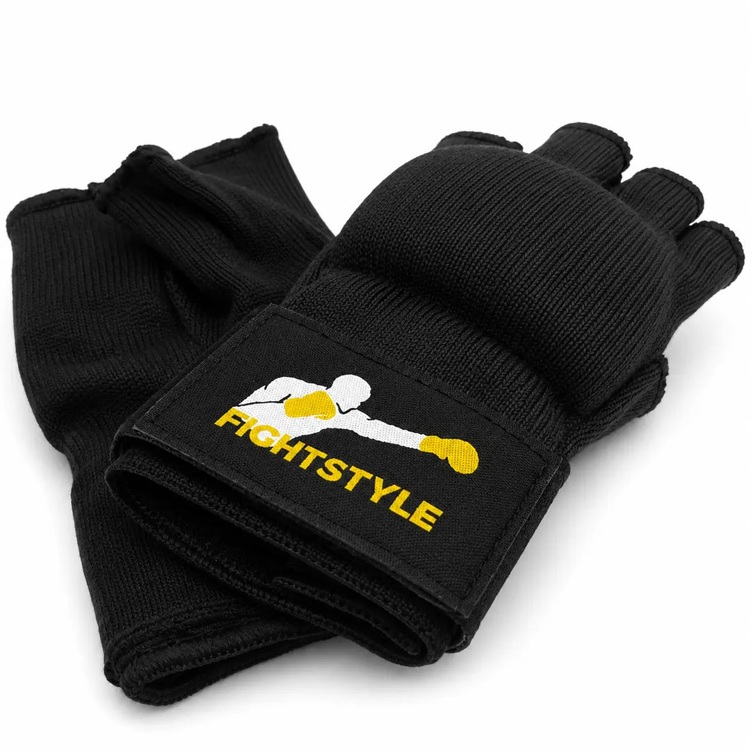Zwarte Fightstyle binnenhandschoenen met open vingers, zachte padding en elastische polsband. De handschoenen ondersteunen de knokkels en polsen tijdens boksen, kickboksen en intensieve stoottrainingen.