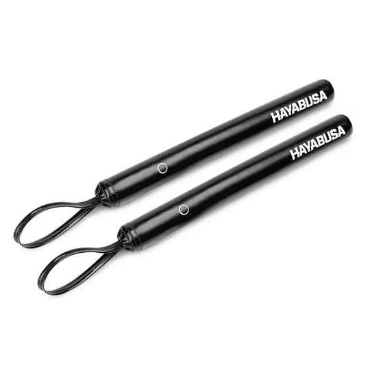 Paar zwarte Hayabusa trainingssticks met lus aan het uiteinde, geplaatst op een witte achtergrond.