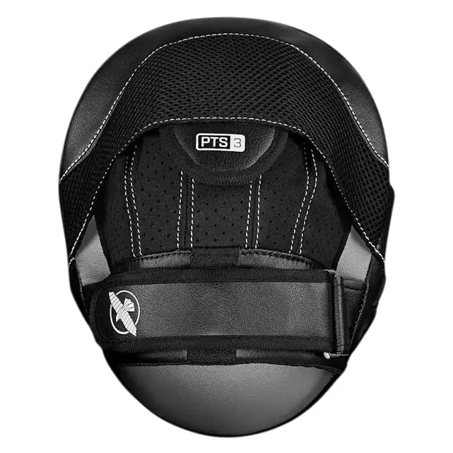 Zwarte Hayabusa bokspad met versterkte handgreep en ademend mesh-materiaal, voorzien van witte stiknaden en het Hayabusa-logo op de handgreep, ontworpen voor comfortabele en veilige trainingssessies.