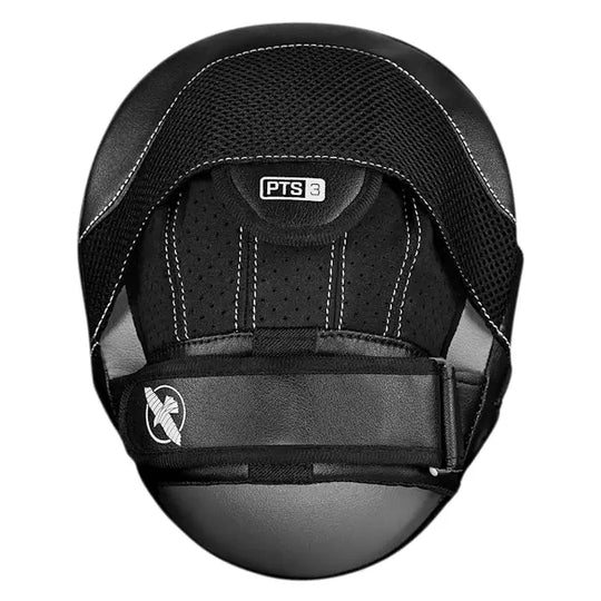 Zwarte Hayabusa bokspad met versterkte handgreep en ademend mesh-materiaal, voorzien van witte stiknaden en het Hayabusa-logo op de handgreep, ontworpen voor comfortabele en veilige trainingssessies.