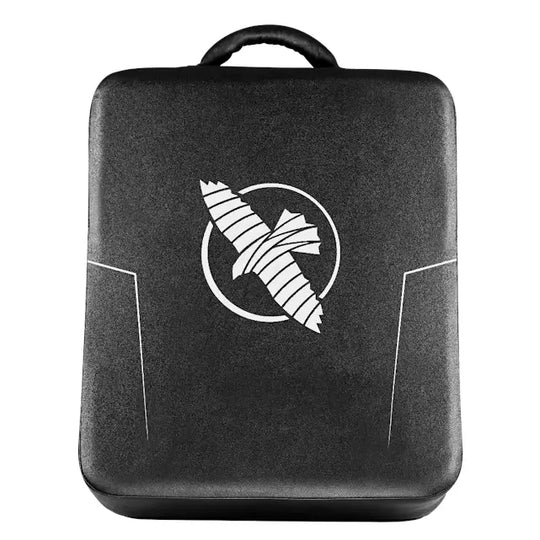 Zwarte bokszak pad van Hayabusa met wit logo aan de voorkant en een handvat aan de bovenkant, geplaatst tegen een witte achtergrond.