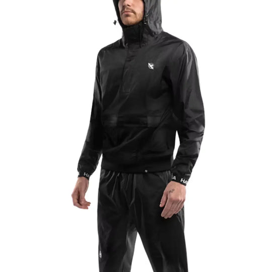 Zwarte Hayabusa trainingsset met jas en broek, gedragen door een man, afgebeeld tegen een witte achtergrond.