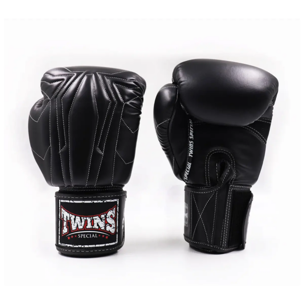 Zwarte Twins Special bokshandschoenen met opvallend wit stiksel en stevige klittenbandsluiting. De handschoenen bieden optimale ondersteuning en hebben een robuuste uitstraling.