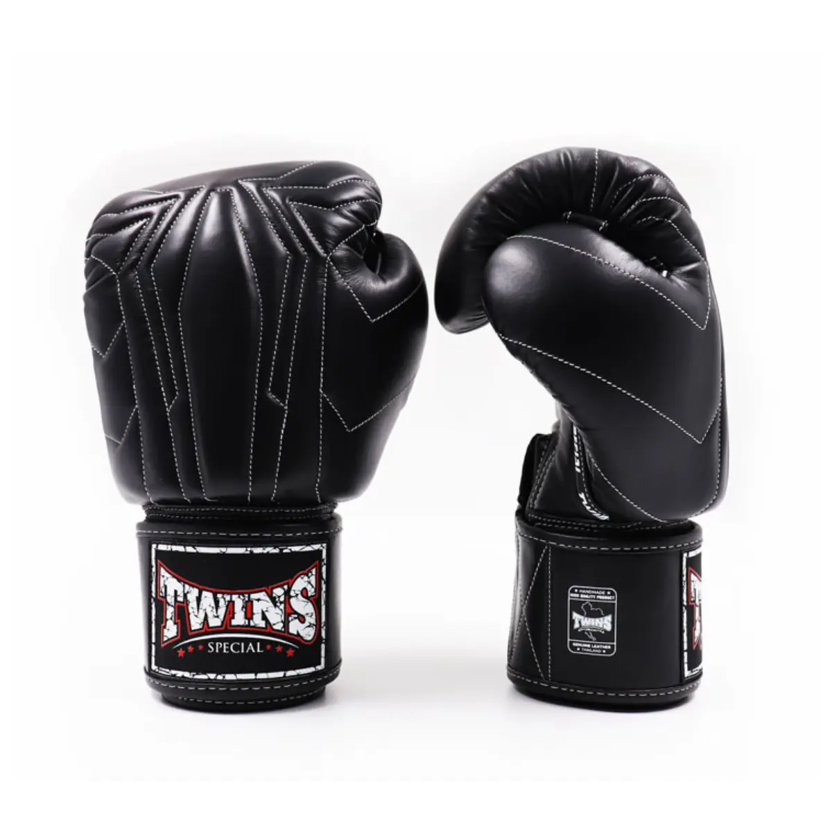 Zwarte Twins Special bokshandschoenen met witte stiksels en herkenbaar logo op de sluiting. Het ontwerp biedt zowel stijl als ondersteuning tijdens training.