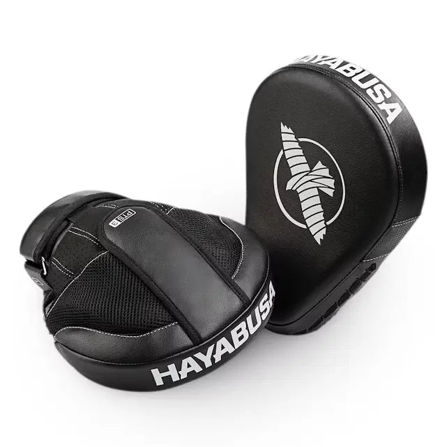 Zwarte Hayabusa bokshandschoenen pads met wit Hayabusa-logo, voorzien van een handlus en stevige padding voor trainingsdoeleinden.