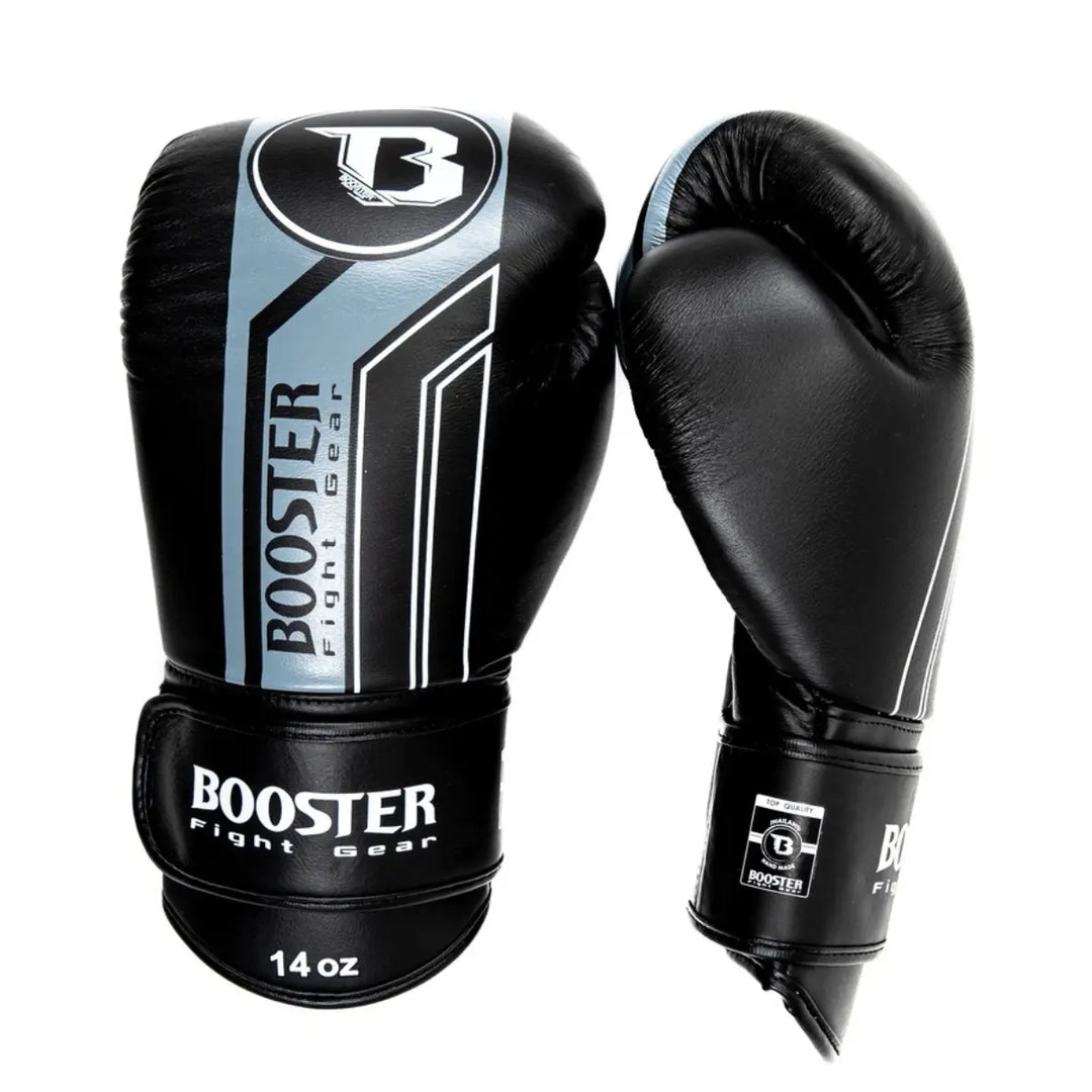 Paar Booster BGL V9 bokshandschoenen (14oz) in de kleurstelling zwart met donkergrijze en witte accenten. Getoond: voorkant met logo en zijaanzicht van de duimzijde.
