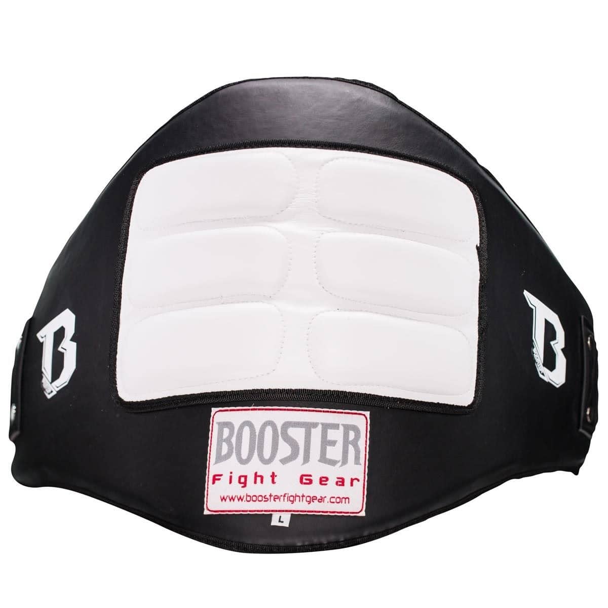 Vooraanzicht van de Booster Fight Gear bellypad met gewatteerde witte padding en merklogo onderaan.