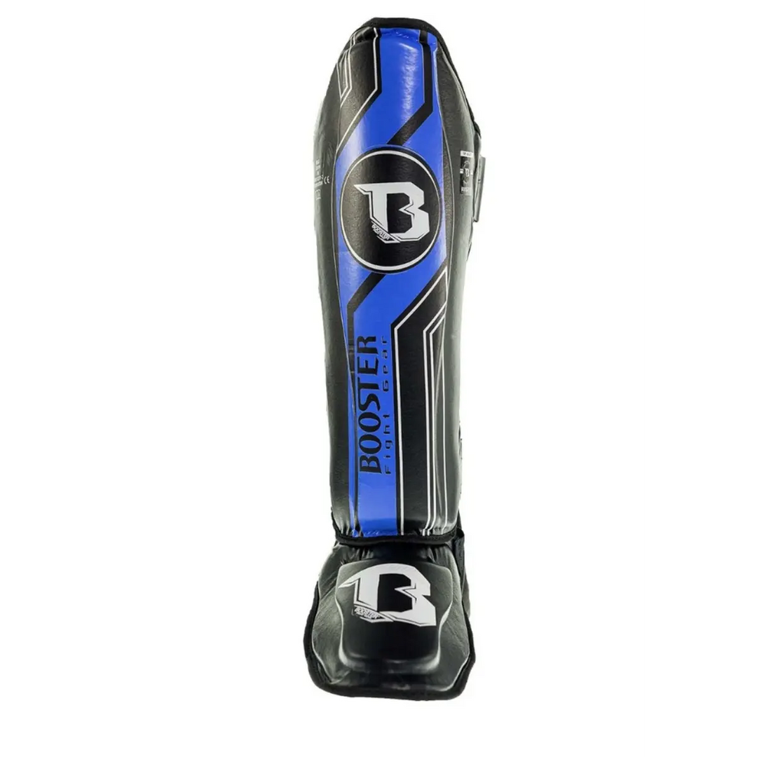Vooraanzicht van een Booster BGL V9 scheenbeschermer in de kleur zwart met een felblauwe verticale strip en witte contourlijnen