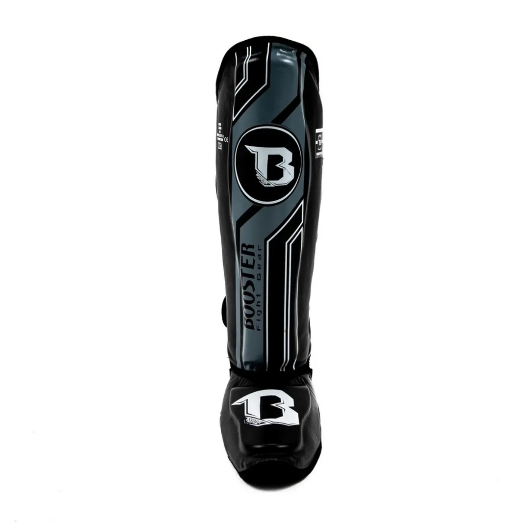 Vooraanzicht van één Booster BGL V9 scheenbeschermer in de kleur zwart met een antracietgrijze strip en het grote Booster-logo