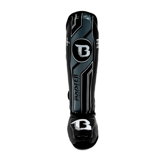 Vooraanzicht van één Booster BGL V9 scheenbeschermer in de kleur zwart met een antracietgrijze strip en het grote Booster-logo