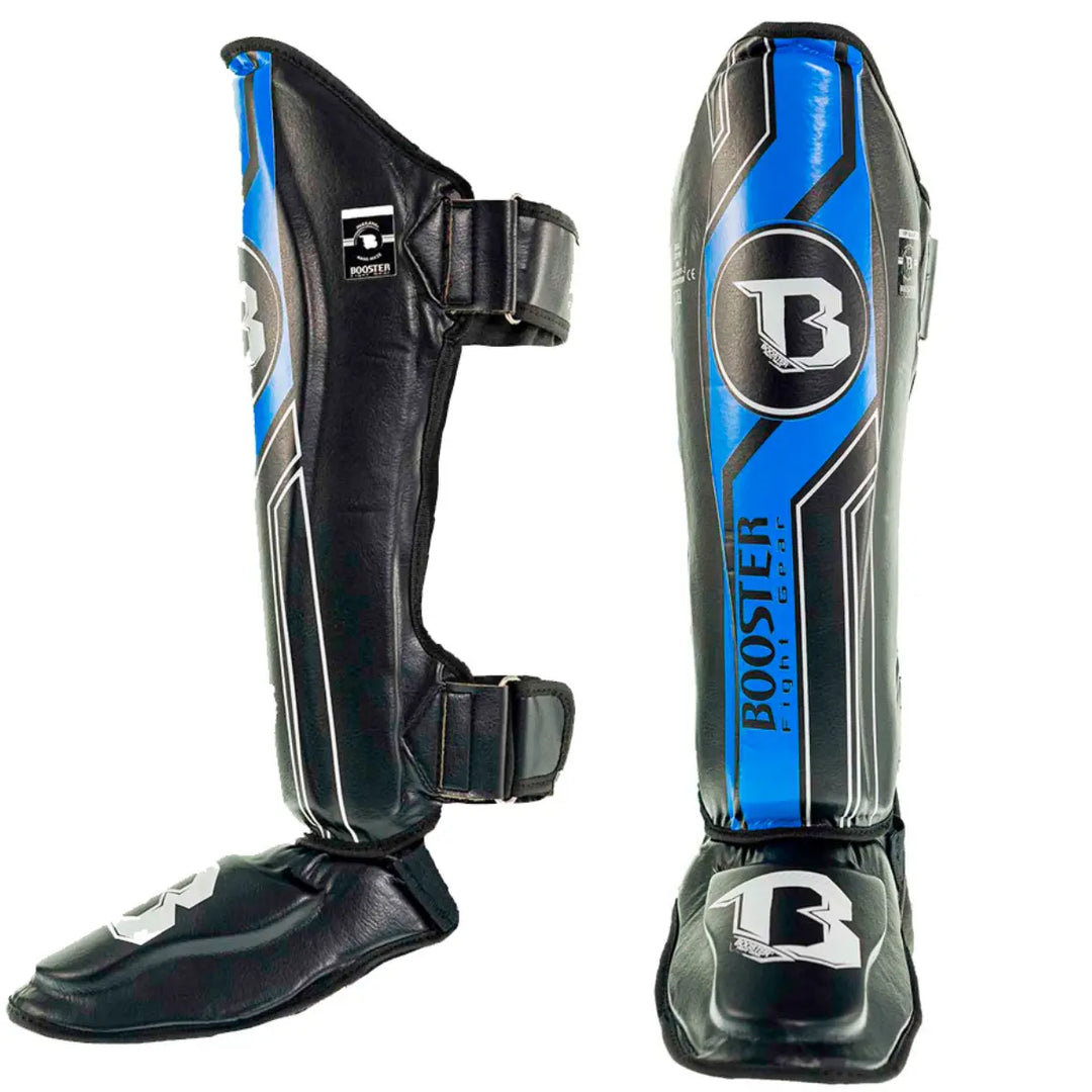 Paar Booster BGL V9 scheenbeschermers (kickboksen/muay thai) in de kleur zwart met een verticale, elektrische blauwe streep en witte details. Getoond: zijaanzicht en voorkant.


