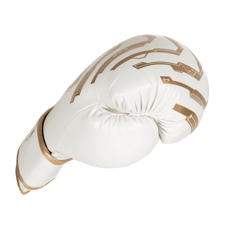 Een witte Booster bokshandschoen, gezien vanaf de duimkant. De handschoen heeft gouden grafische accenten en een goudkleurige rand langs de sluiting.