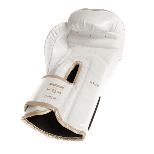 De onderkant van een witte Booster bokshandschoen, met een 10oz-markering en gouden details langs de polsband en stiksels.