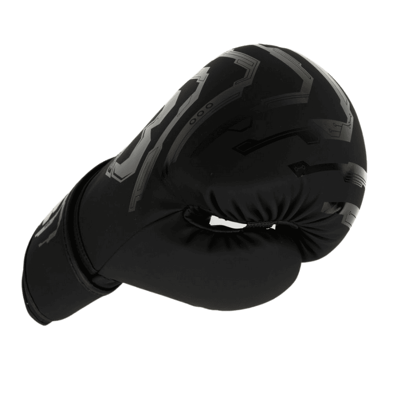 Een zwarte Booster bokshandschoen, gefotografeerd vanaf de duimkant. De handschoen heeft een subtiele glanzende zwarte afwerking met het merklogo en grafische lijnen.