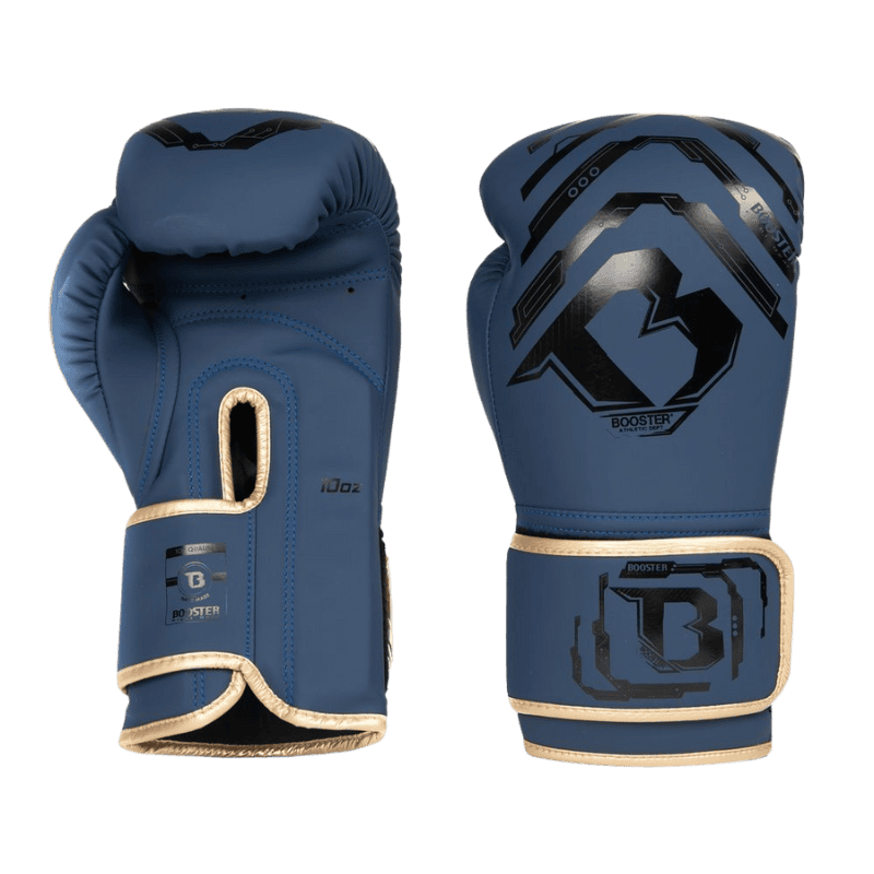 Een paar blauwe bokshandschoenen, één met de voorkant en één met de achterkant zichtbaar, met zwarte Booster-logo's en gouden accenten.