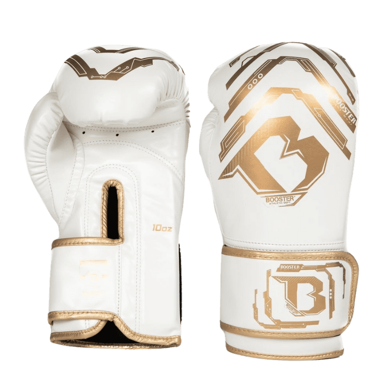 Twee witte Booster bokshandschoenen, waarbij de linkerhandschoen de achterkant toont en de rechterhandschoen de voorkant. Beide handschoenen hebben gouden accenten en het merklogo op de voorkant.