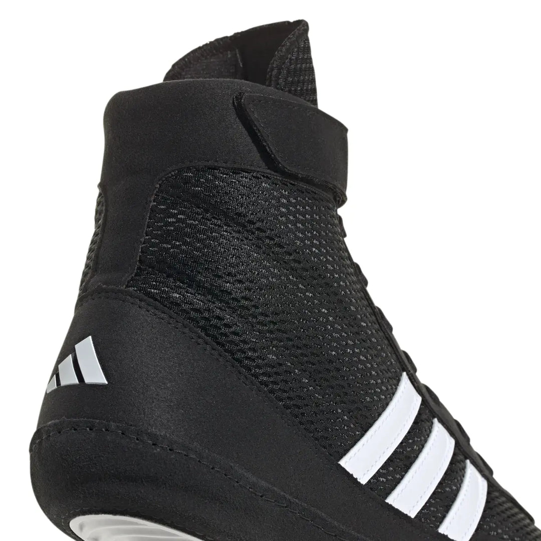 Detail van de hiel en enkelconstructie van de Adidas Combat Speed 4 worstelschoenen. De hoge schacht en klittenbandsluiting zorgen voor extra stabiliteit rond de enkel. Ontworpen voor gecontroleerde bewegingen op de mat.