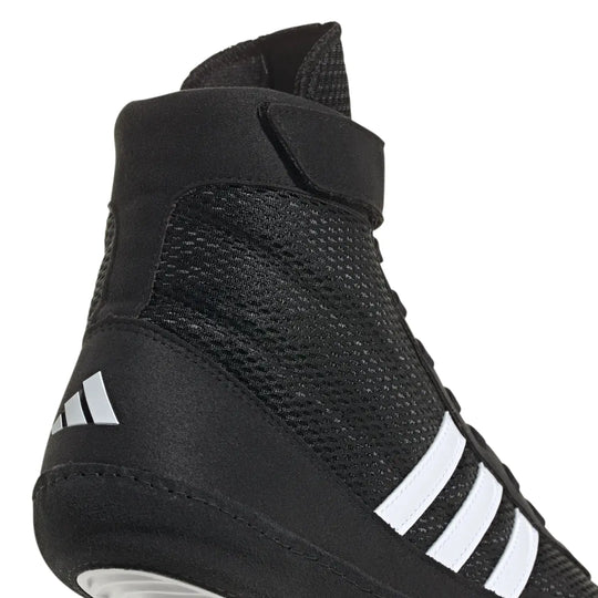 Detail van de hiel en enkelconstructie van de Adidas Combat Speed 4 worstelschoenen. De hoge schacht en klittenbandsluiting zorgen voor extra stabiliteit rond de enkel. Ontworpen voor gecontroleerde bewegingen op de mat.