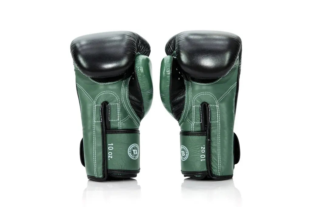 Achterkant van Fairtex bokshandschoenen met stevige polssluiting en ventilatie