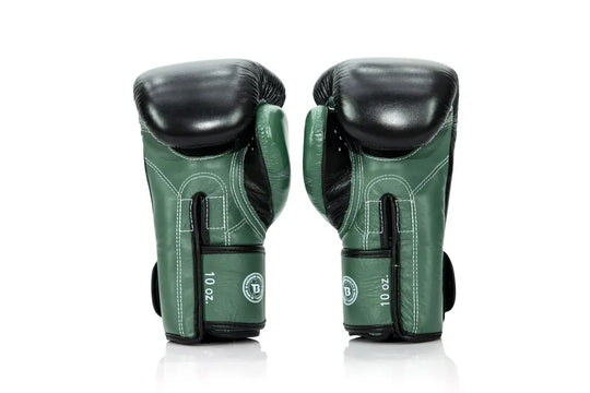 Achterkant van Fairtex bokshandschoenen met stevige polssluiting en ventilatie