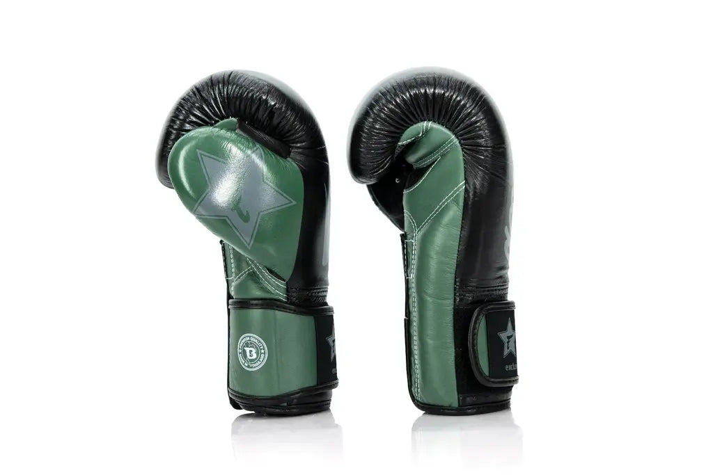 Zijkant van Fairtex bokshandschoenen met ergonomisch ontwerp en sterke padding