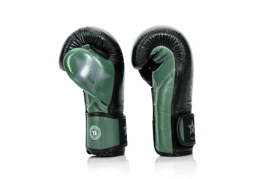 Zijkant van Fairtex bokshandschoenen met ergonomisch ontwerp en sterke padding