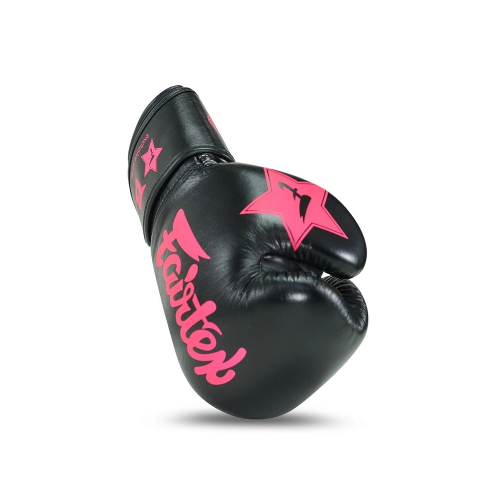 Detail van Fairtex bokshandschoenen zwart roze met ergonomisch design