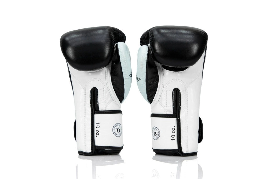 Achterkant van Fairtex bokshandschoenen met ventilatie en stevige sluiting
