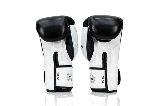 Achterkant van Fairtex bokshandschoenen met ventilatie en stevige sluiting