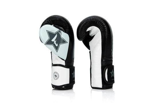 Zijkant Fairtex bokshandschoenen met stevige polssluiting en padding