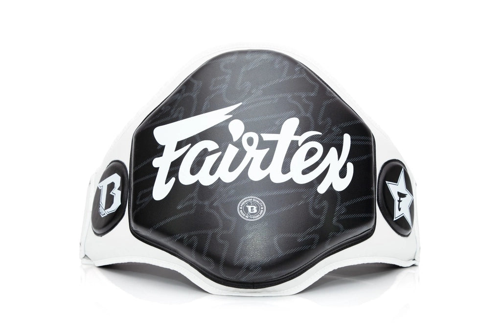 Fairtex buikbeschermer zwart wit voor intensieve bokstraining en coaching