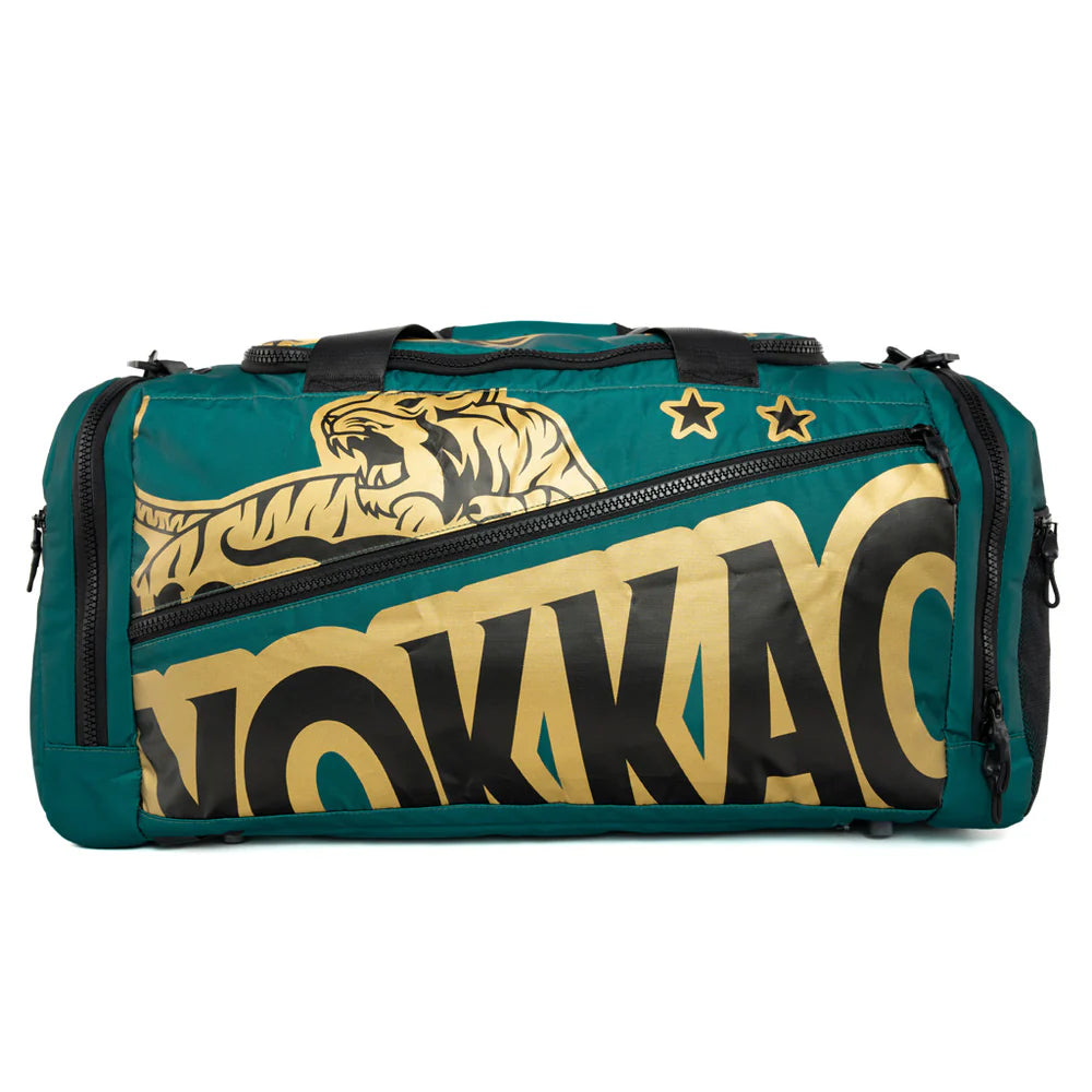 Yokkao sporttas in groen met goudkleurige tijgerprint en groot YOKKAO-logo op de zijkant. De tas heeft meerdere ritsvakken, stevige handgrepen bovenop en zwarte details langs de randen. Ideaal als gymtas voor boksen, Muay Thai en andere intensieve trainingen.