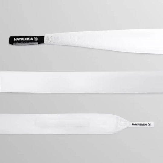 Productdetail van witte Hayabusa handwraps, met een opgerolde band, een plat stuk stof, en het logo op de lus voor de duim.