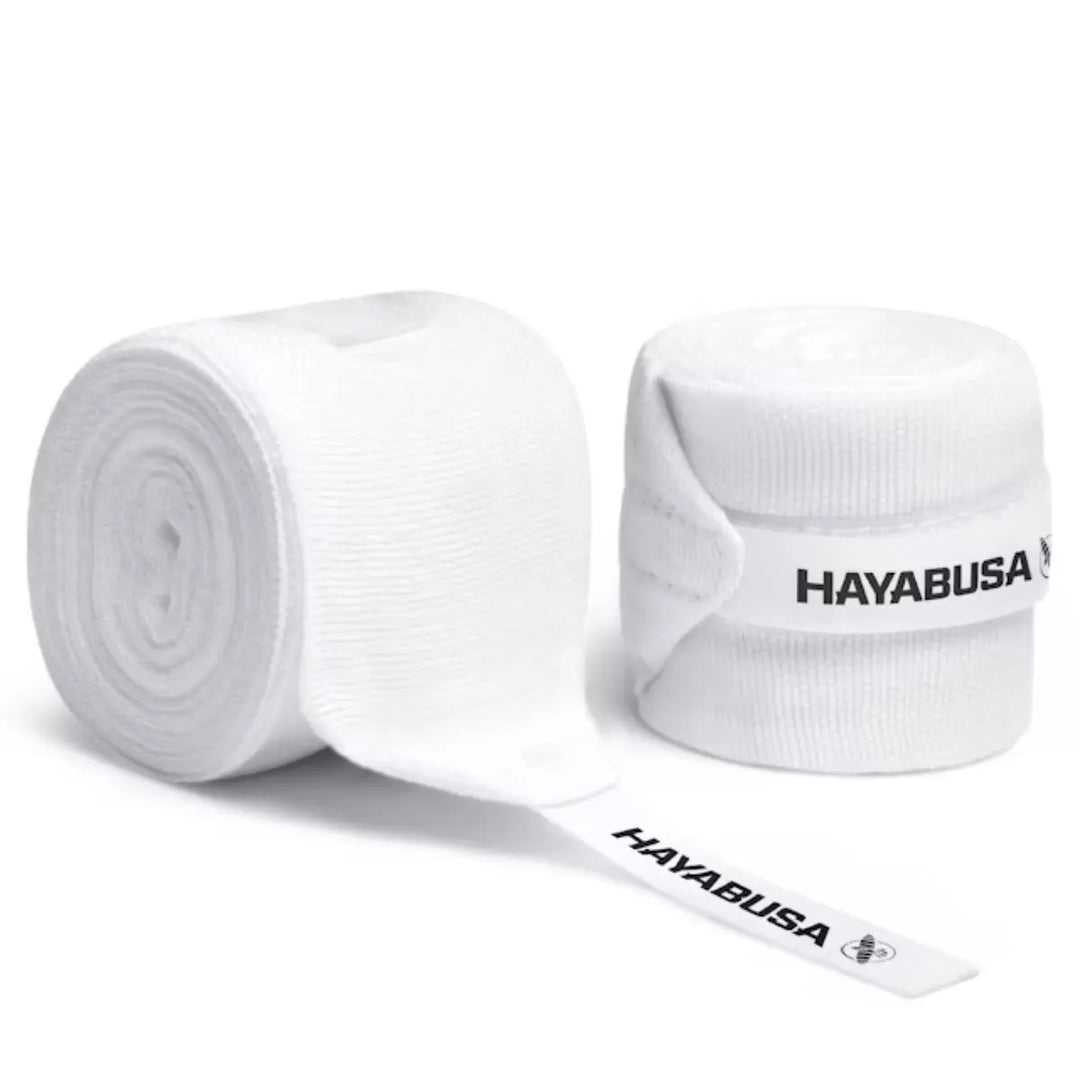 Paar opgerolde witte Hayabusa handwraps, waarvan één band opgerold is en de andere uitgerold, met de zwarte logo's.