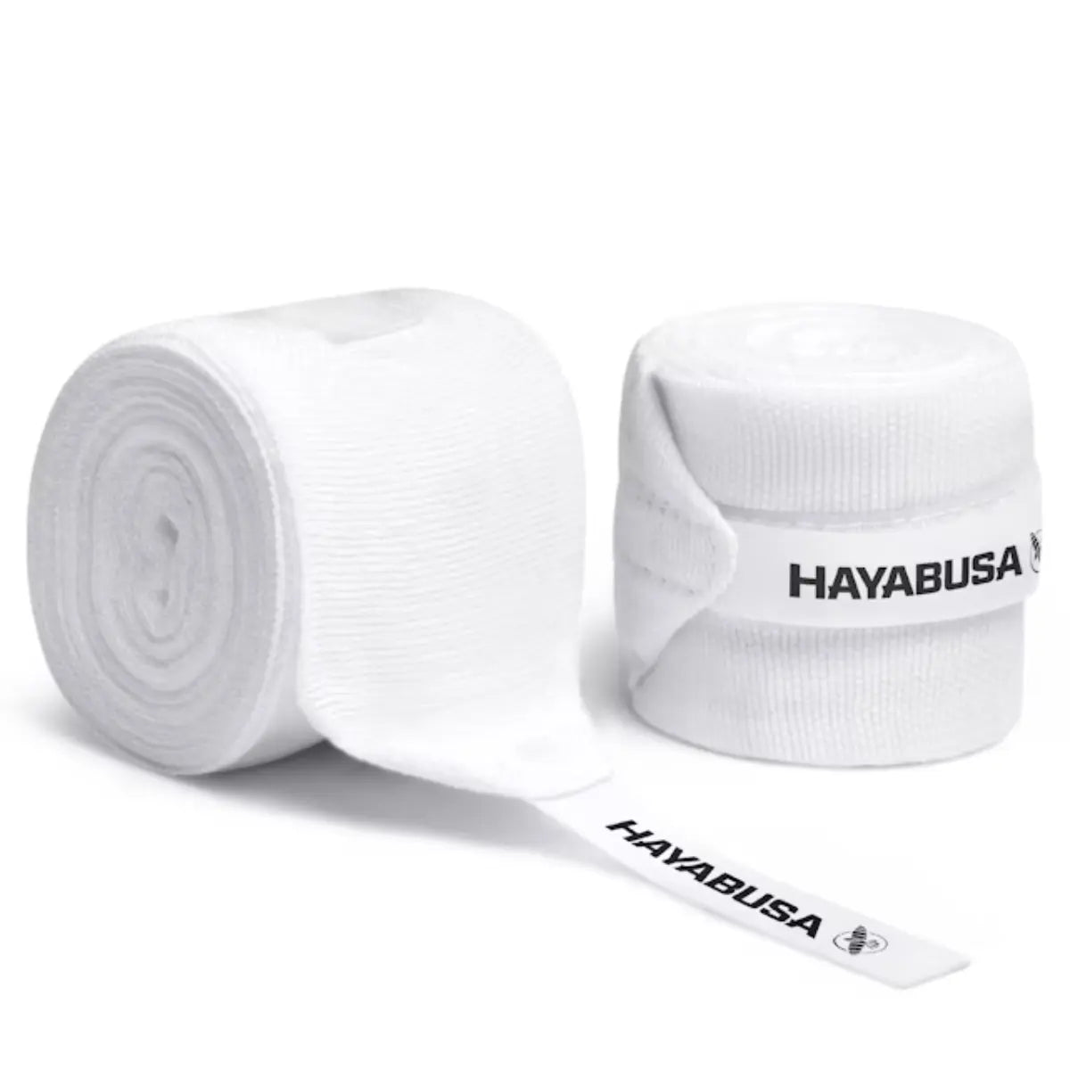 Paar opgerolde witte Hayabusa handwraps, waarvan één band opgerold is en de andere uitgerold, met de zwarte logo's.