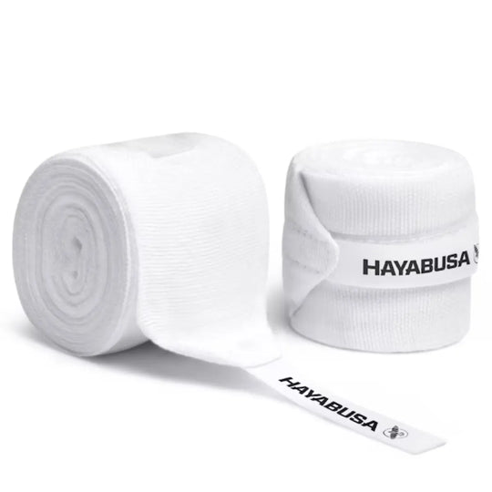 Paar opgerolde witte Hayabusa handwraps, waarvan één band opgerold is en de andere uitgerold, met de zwarte logo's.